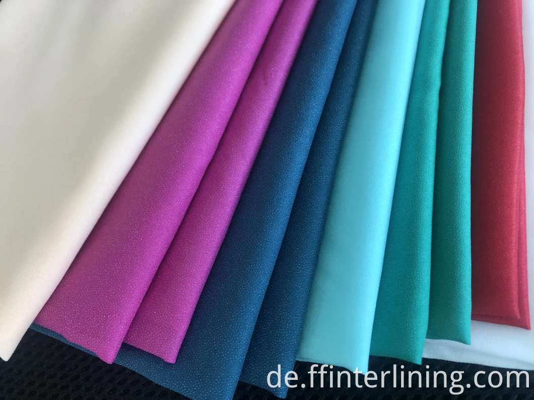 Hohe Qualität 100% Polyester gewebteiler Zulieferer Hochwertiger gewebter Schmelzstofffarbe Interlining 30D 50D 75D